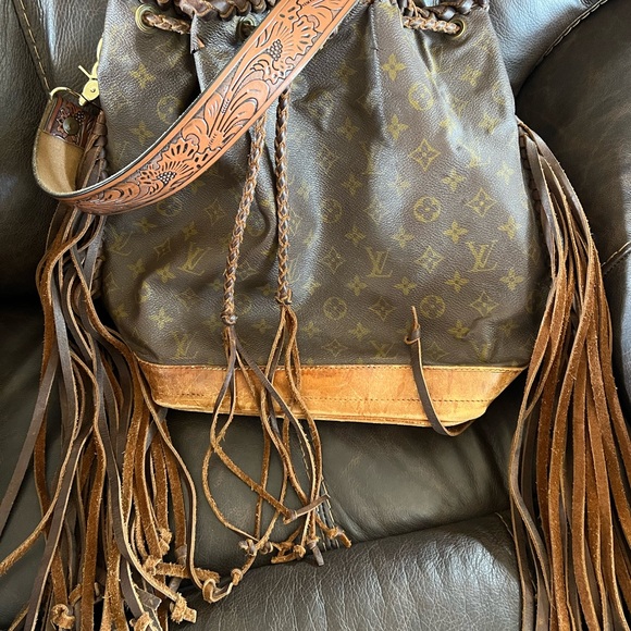 Louis Vuitton Handbags - Louis Vuitton Brown Monogram Fringe Shoulder Bag with Tan Trim